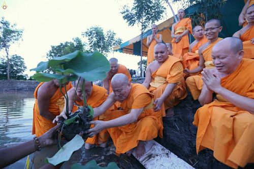 ภาพ No.19208:ประมวลภาพวันอาทิตย์ต้นเดือนที่ 1 พฤศจิกายน พ.ศ. 2558