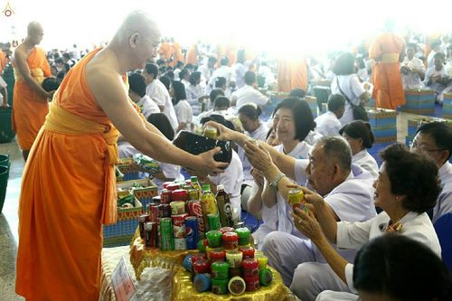 ภาพ No.19311:ประมวลภาพพิธีทอดกฐิน ณ วัดพระธรรมกาย ประจำปี พ.ศ. 2558