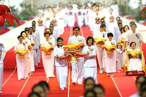 ภาพ No.19320:ประมวลภาพพิธีทอดกฐิน ณ วัดพระธรรมกาย ประจำปี พ.ศ. 2558