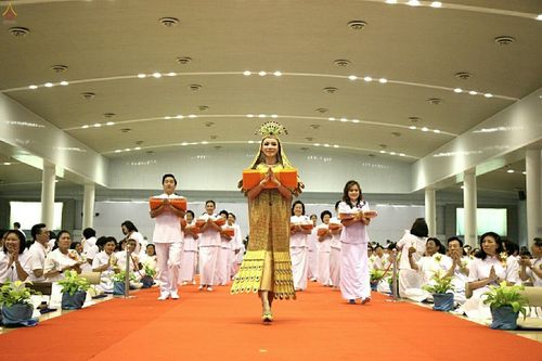 ภาพ No.19354:ประมวลภาพพิธีทอดกฐิน ณ วัดพระธรรมกาย ประจำปี พ.ศ. 2558