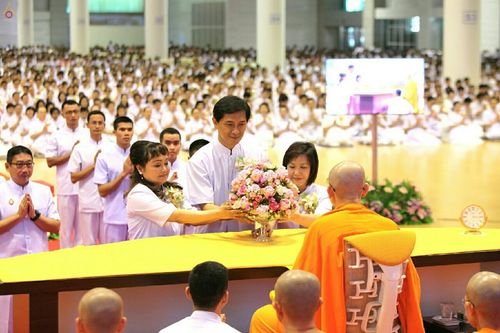 ภาพ No.19371:ประมวลภาพพิธีทอดกฐิน ณ วัดพระธรรมกาย ประจำปี พ.ศ. 2558