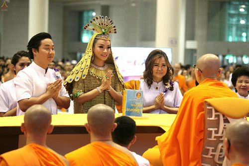 ภาพ No.19376:ประมวลภาพพิธีทอดกฐิน ณ วัดพระธรรมกาย ประจำปี พ.ศ. 2558