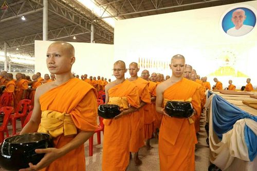 ภาพ No.19375:ประมวลภาพพิธีทอดกฐิน ณ วัดพระธรรมกาย ประจำปี พ.ศ. 2558