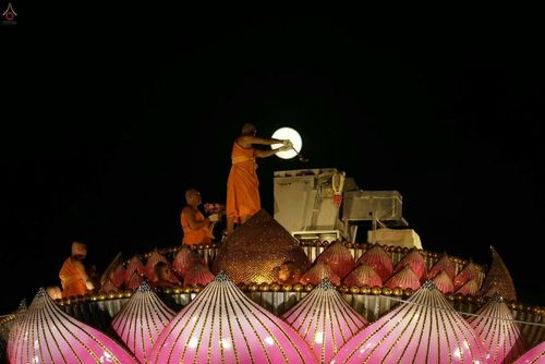 ภาพ No.19385:ประมวลภาพพิธีทอดกฐิน ณ วัดพระธรรมกาย ประจำปี พ.ศ. 2558