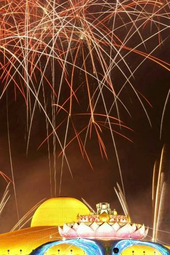 ภาพ No.19387:ประมวลภาพพิธีทอดกฐิน ณ วัดพระธรรมกาย ประจำปี พ.ศ. 2558