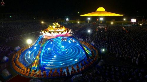 ภาพ No.19405:ประมวลภาพพิธีทอดกฐิน ณ วัดพระธรรมกาย ประจำปี พ.ศ. 2558