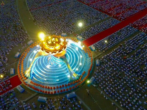 ภาพ No.19406:ประมวลภาพพิธีทอดกฐิน ณ วัดพระธรรมกาย ประจำปี พ.ศ. 2558