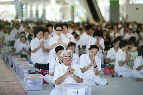 ภาพ No.19471:ประมวลภาพตักบาตรพระ 1,000 รูป ณ ตลาดสดไอยรา