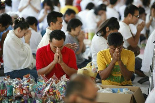 ประมวลภาพตักบาตรพระ 1,000 รูป ณ ตลาดสดไอยรา