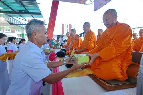 ภาพ No.19475:ประมวลภาพตักบาตรพระ 1,000 รูป ณ ตลาดสดไอยรา