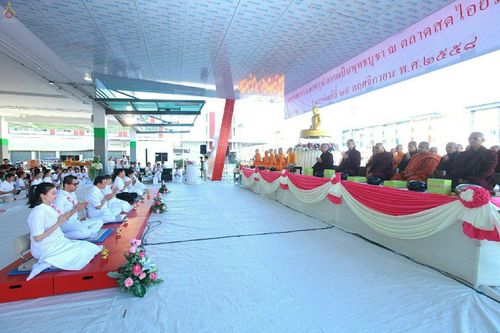 ภาพ No.19477:ประมวลภาพตักบาตรพระ 1,000 รูป ณ ตลาดสดไอยรา