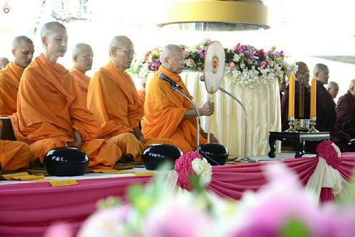 ภาพ No.19479:ประมวลภาพตักบาตรพระ 1,000 รูป ณ ตลาดสดไอยรา