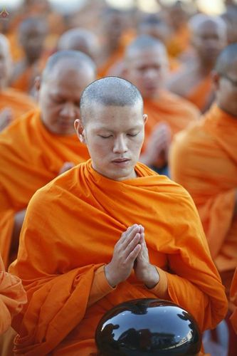 ภาพ No.19481:ประมวลภาพตักบาตรพระ 1,000 รูป ณ ตลาดสดไอยรา