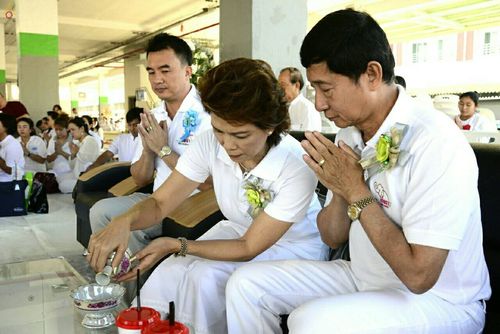 ภาพ No.19486:ประมวลภาพตักบาตรพระ 1,000 รูป ณ ตลาดสดไอยรา