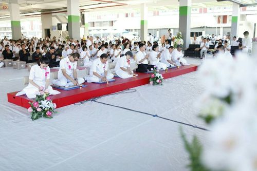 ภาพ No.19487:ประมวลภาพตักบาตรพระ 1,000 รูป ณ ตลาดสดไอยรา