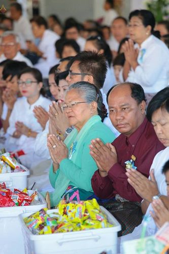 ภาพ No.19483:ประมวลภาพตักบาตรพระ 1,000 รูป ณ ตลาดสดไอยรา