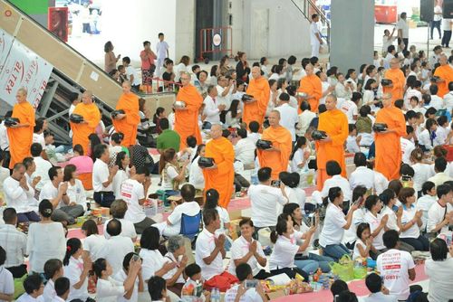 ภาพ No.19489:ประมวลภาพตักบาตรพระ 1,000 รูป ณ ตลาดสดไอยรา