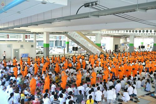 ภาพ No.19491:ประมวลภาพตักบาตรพระ 1,000 รูป ณ ตลาดสดไอยรา