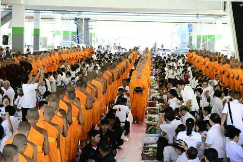 ภาพ No.19492:ประมวลภาพตักบาตรพระ 1,000 รูป ณ ตลาดสดไอยรา