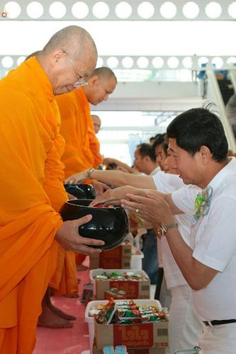 ภาพ No.19493:ประมวลภาพตักบาตรพระ 1,000 รูป ณ ตลาดสดไอยรา