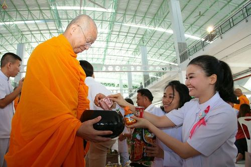 ภาพ No.19496:ประมวลภาพตักบาตรพระ 1,000 รูป ณ ตลาดสดไอยรา
