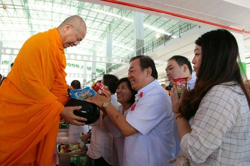 ภาพ No.19497:ประมวลภาพตักบาตรพระ 1,000 รูป ณ ตลาดสดไอยรา