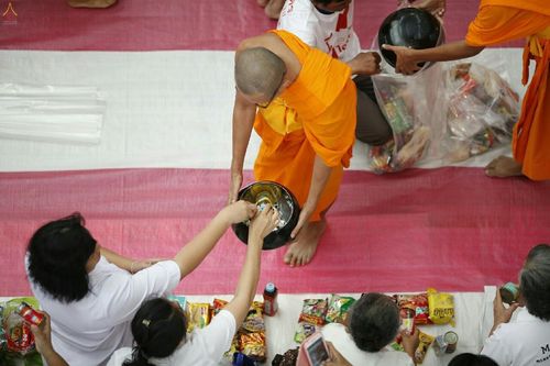 ภาพ No.19498:ประมวลภาพตักบาตรพระ 1,000 รูป ณ ตลาดสดไอยรา