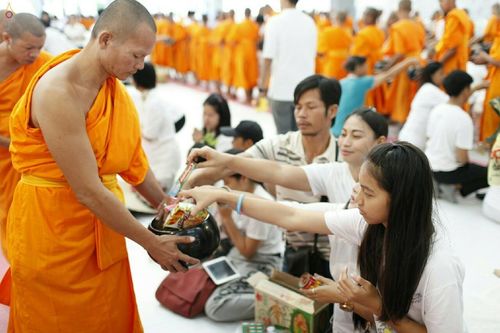 ภาพ No.19502:ประมวลภาพตักบาตรพระ 1,000 รูป ณ ตลาดสดไอยรา