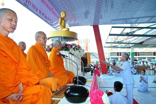 ภาพ No.19490:ประมวลภาพตักบาตรพระ 1,000 รูป ณ ตลาดสดไอยรา