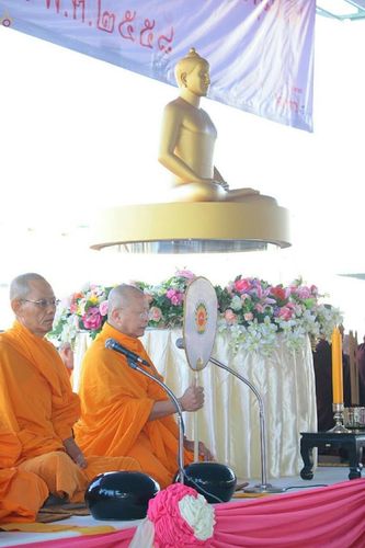 ภาพ No.19501:ประมวลภาพตักบาตรพระ 1,000 รูป ณ ตลาดสดไอยรา