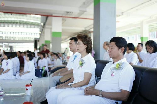 ภาพ No.19504:ประมวลภาพตักบาตรพระ 1,000 รูป ณ ตลาดสดไอยรา