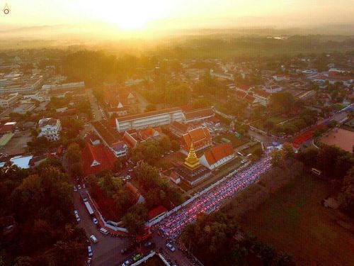 ภาพ No.19409:ประมวลภาพตักบาตรพระ 1,199 รูป ณ ข่วงเมืองน่าน