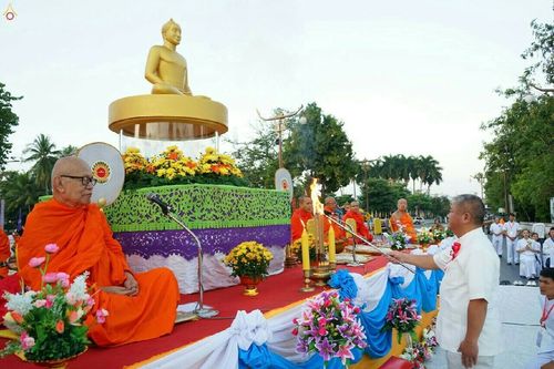 ประมวลภาพตักบาตรพระ 1,199 รูป ณ ข่วงเมืองน่าน