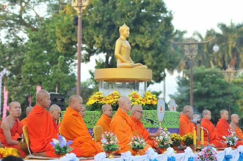 ภาพ No.19408:ประมวลภาพตักบาตรพระ 1,199 รูป ณ ข่วงเมืองน่าน