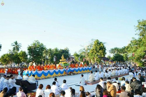 ภาพ No.19411:ประมวลภาพตักบาตรพระ 1,199 รูป ณ ข่วงเมืองน่าน