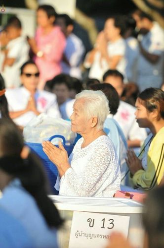 ภาพ No.19414:ประมวลภาพตักบาตรพระ 1,199 รูป ณ ข่วงเมืองน่าน