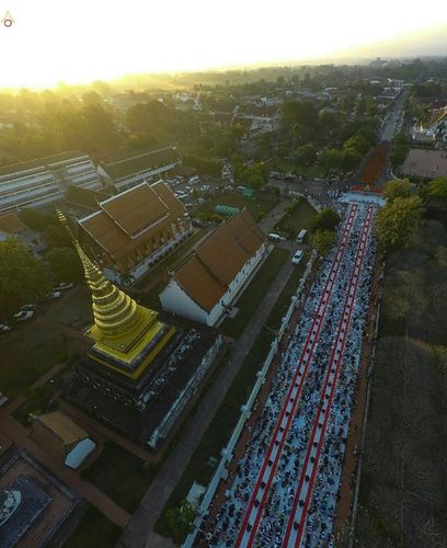 ภาพ No.19422:ประมวลภาพตักบาตรพระ 1,199 รูป ณ ข่วงเมืองน่าน