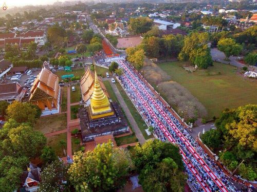 ภาพ No.19427:ประมวลภาพตักบาตรพระ 1,199 รูป ณ ข่วงเมืองน่าน