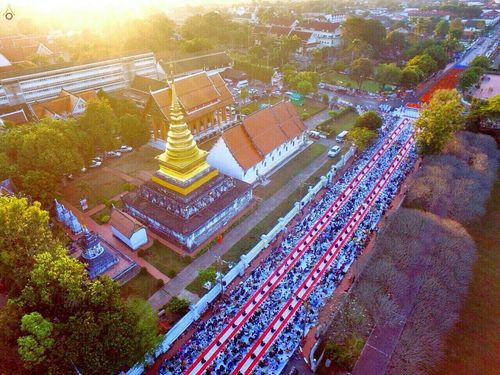 ภาพ No.19430:ประมวลภาพตักบาตรพระ 1,199 รูป ณ ข่วงเมืองน่าน