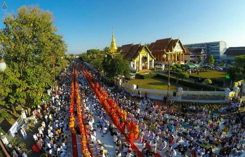 ภาพ No.19464:ประมวลภาพตักบาตรพระ 1,199 รูป ณ ข่วงเมืองน่าน
