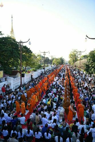 ภาพ No.19432:ประมวลภาพตักบาตรพระ 1,199 รูป ณ ข่วงเมืองน่าน