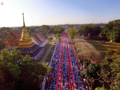 ภาพ No.19435:ประมวลภาพตักบาตรพระ 1,199 รูป ณ ข่วงเมืองน่าน