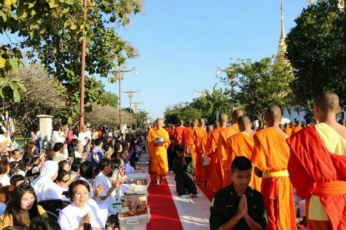 ภาพ No.19442:ประมวลภาพตักบาตรพระ 1,199 รูป ณ ข่วงเมืองน่าน