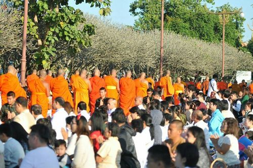 ภาพ No.19444:ประมวลภาพตักบาตรพระ 1,199 รูป ณ ข่วงเมืองน่าน