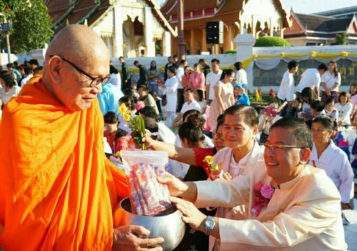 ภาพ No.19445:ประมวลภาพตักบาตรพระ 1,199 รูป ณ ข่วงเมืองน่าน