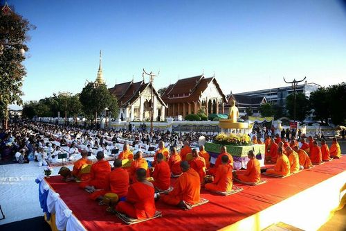 ภาพ No.19439:ประมวลภาพตักบาตรพระ 1,199 รูป ณ ข่วงเมืองน่าน