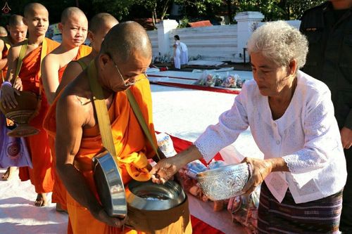 ภาพ No.19449:ประมวลภาพตักบาตรพระ 1,199 รูป ณ ข่วงเมืองน่าน