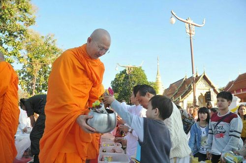 ภาพ No.19452:ประมวลภาพตักบาตรพระ 1,199 รูป ณ ข่วงเมืองน่าน