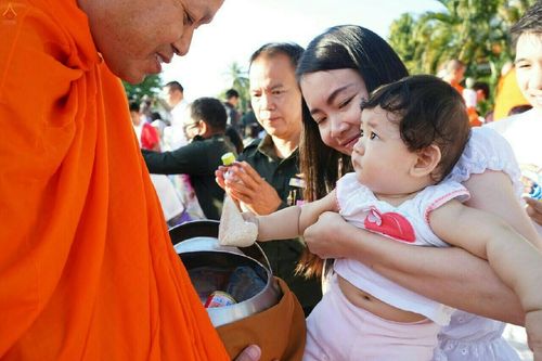 ภาพ No.19454:ประมวลภาพตักบาตรพระ 1,199 รูป ณ ข่วงเมืองน่าน