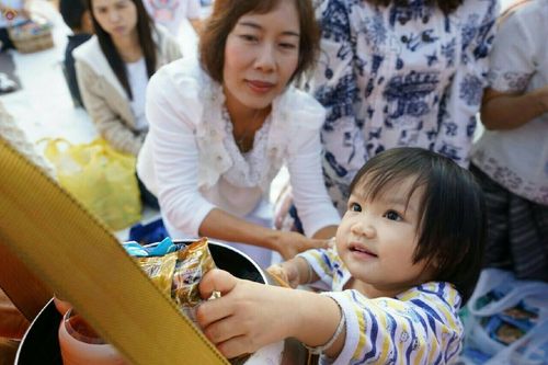 ภาพ No.19456:ประมวลภาพตักบาตรพระ 1,199 รูป ณ ข่วงเมืองน่าน